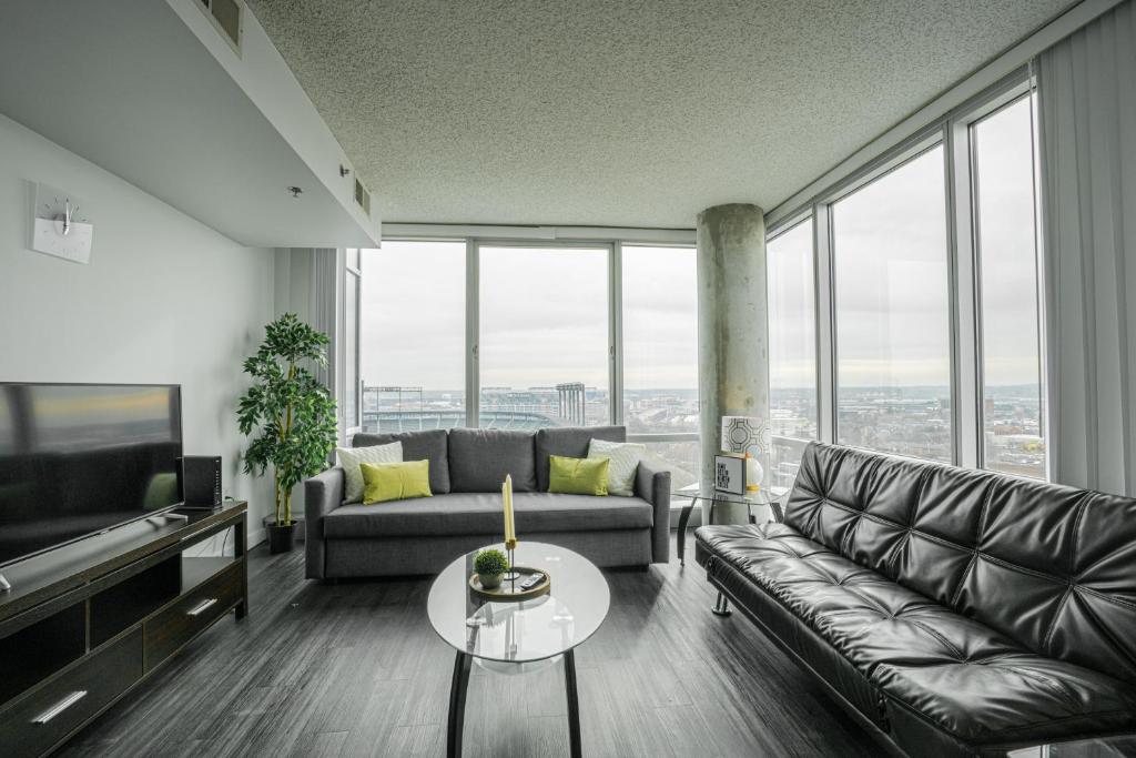 una sala de estar con un sofá y una mesa en Downtown 2BR Apartment near Convention Center apts, en Baltimore