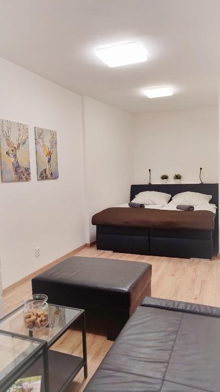 Rúm í herbergi á Rezidence pod zámkem Mikulov - apartmán 205 B