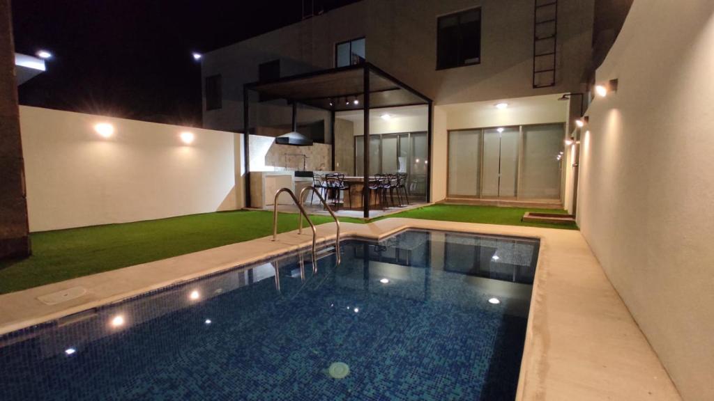 ein Schwimmbad in der Mitte eines Hauses in der Unterkunft New House with Private Pool in Manzanillo