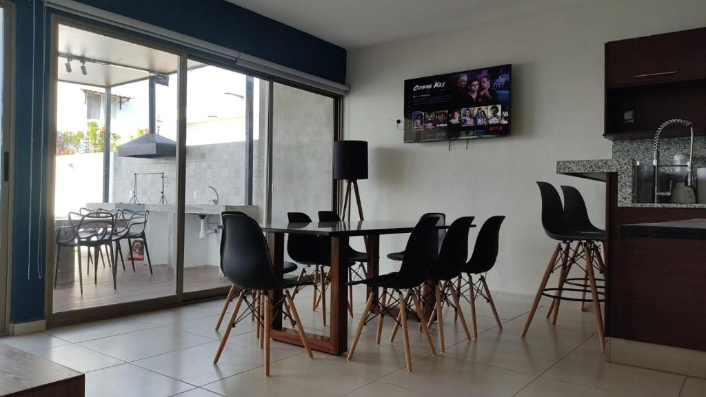 TV a/nebo společenská místnost v ubytování New House with Private Pool