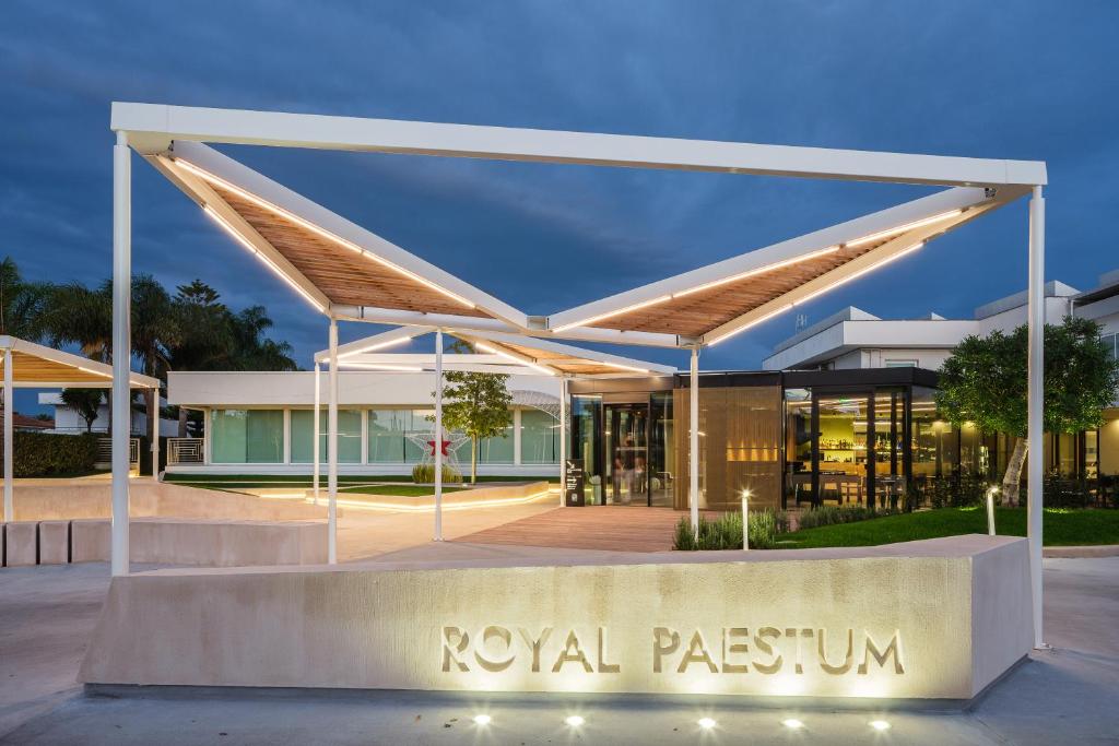 a view of the royal pavilion at night at Hotel Royal Paestum in Paestum