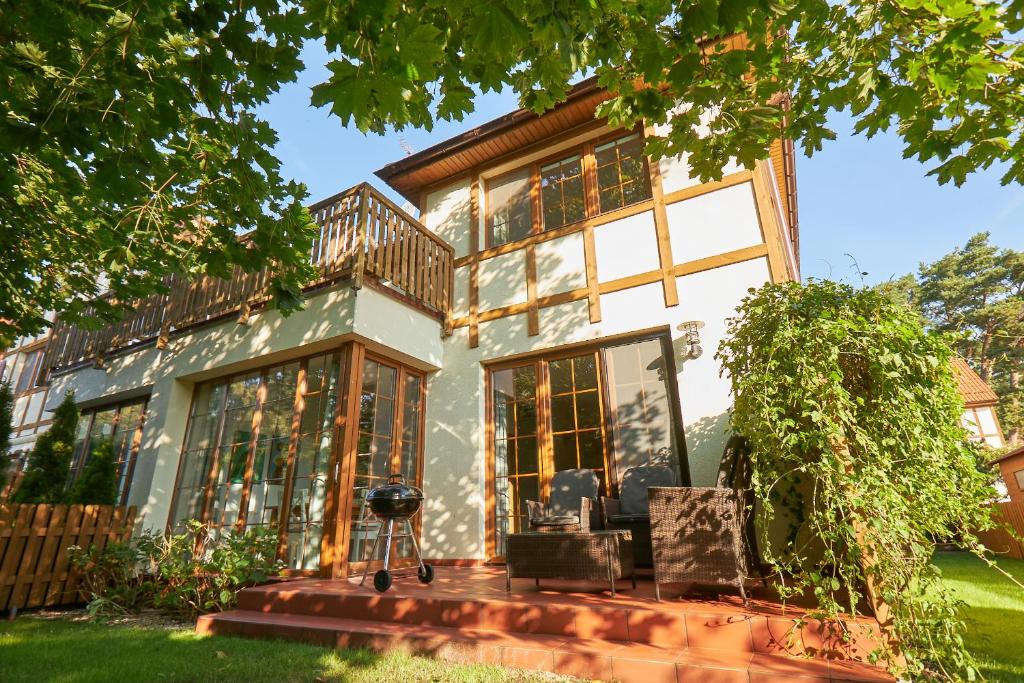 una casa con grandi finestre e una griglia di SeaYou Yellow House a Rogowo
