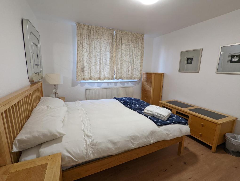 a bedroom with a large bed and a window at 2 bedroom apartment in London in London