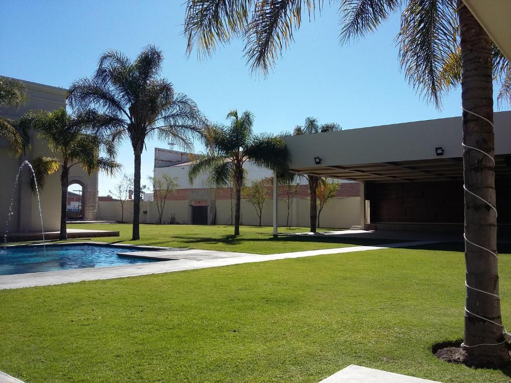 Bazén v ubytování Wyndham Garden Aguascalientes Hotel & Casino nebo v jeho okolí