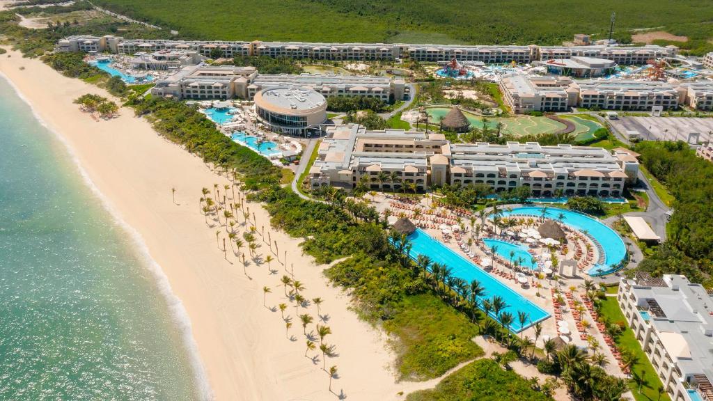 - une vue aérienne sur le complexe et la plage dans l'établissement Moon Palace The Grand Cancun All Inclusive, à Cancún