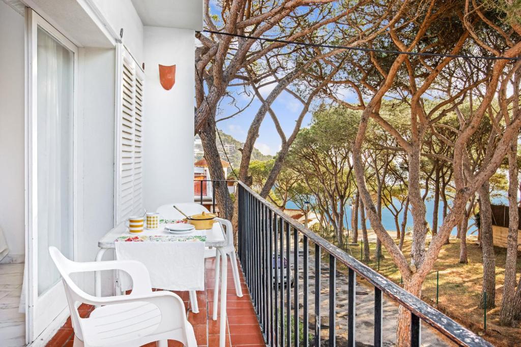 a table and chairs on a balcony with a view of the ocean at Anc 05 - Llafranc in Llafranc