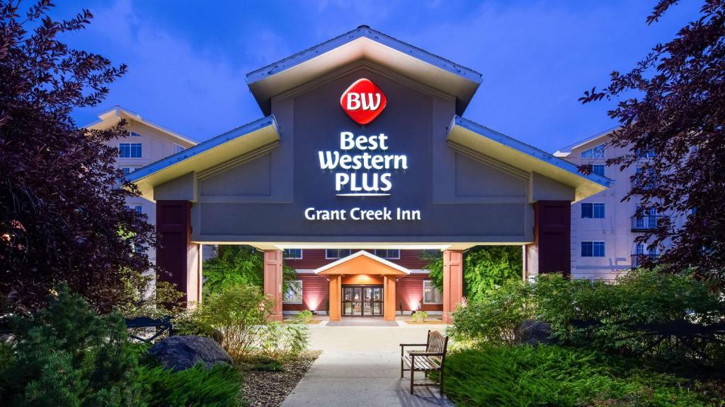 un panneau indiquant la meilleure auberge de l'ouest et de la bourse dans l'établissement Best Western Plus Grant Creek Inn, à Missoula