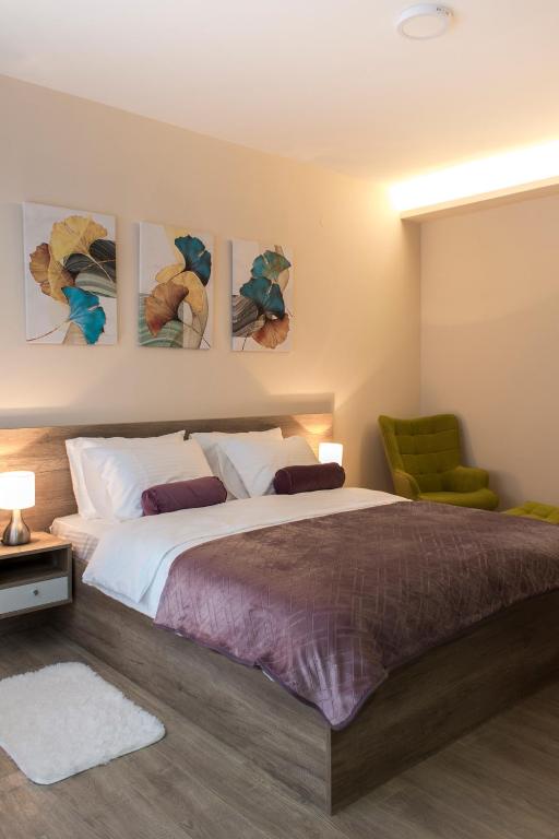 Postel nebo postele na pokoji v ubytování Galaxy Apartments
