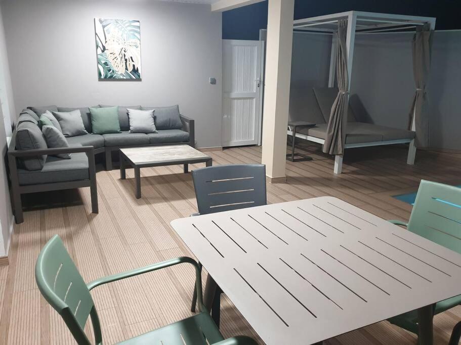 Posezení v ubytování MARS ET VENUS LOCATION - piscine privée et chauffée