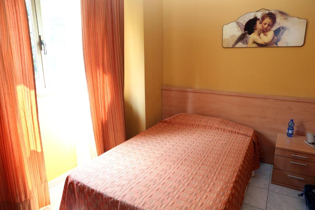 Łóżko lub łóżka w pokoju w obiekcie Hotel Bicocca