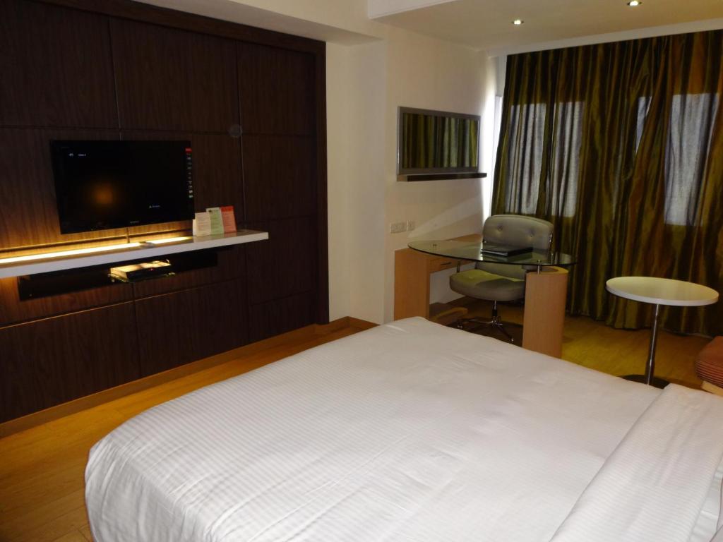 TV a/nebo společenská místnost v ubytování Savera Hotel