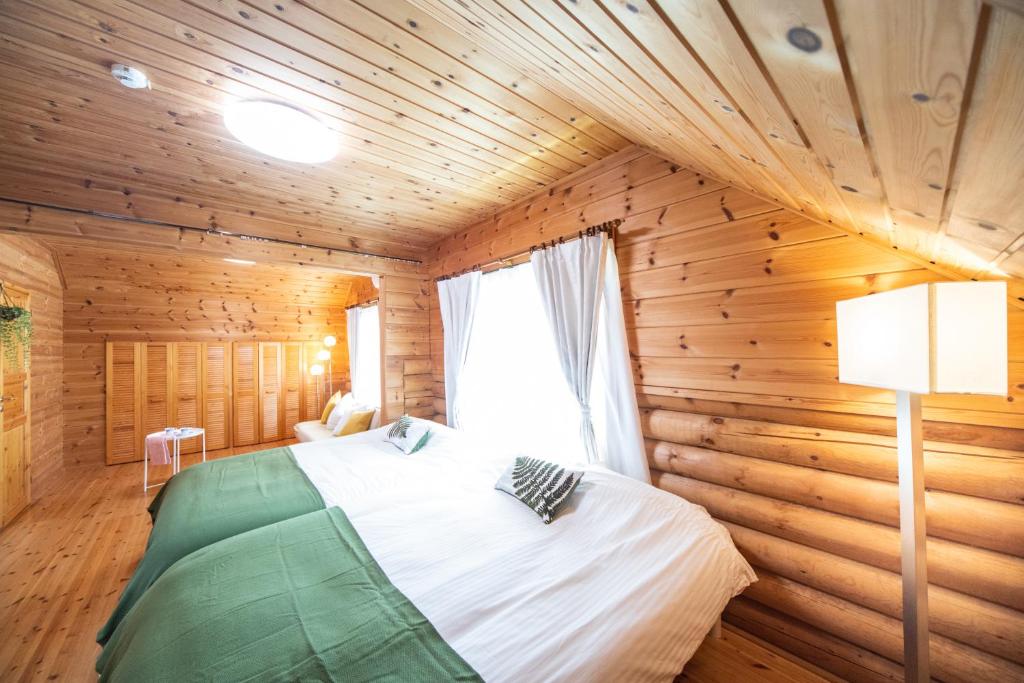 Postel nebo postele na pokoji v ubytování Awaji Large Log house in Goshiki 2