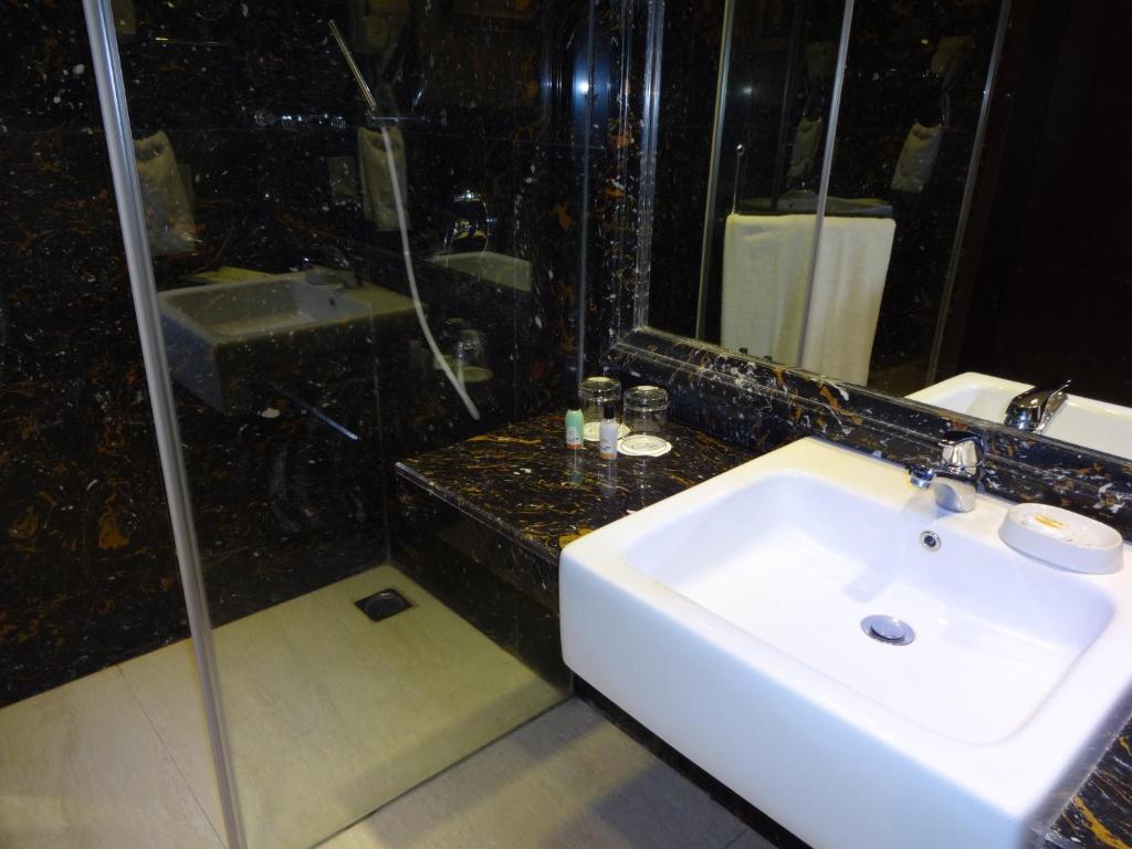 Koupelna v ubytování Savera Hotel