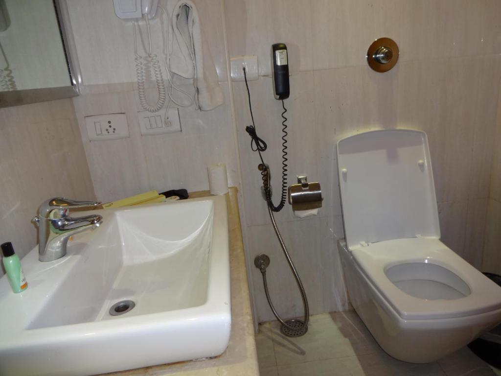 Koupelna v ubytování Savera Hotel