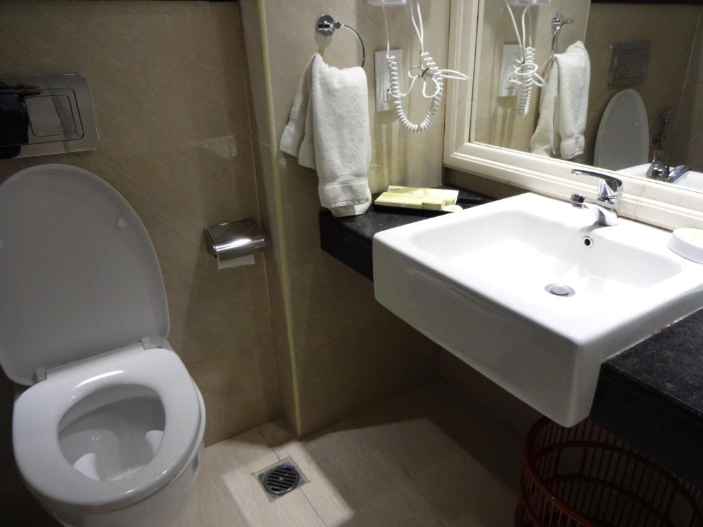 Koupelna v ubytování Savera Hotel