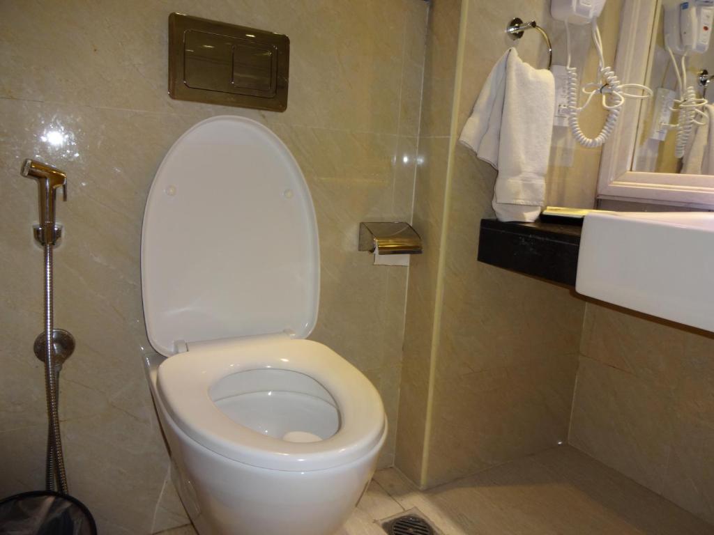 Koupelna v ubytování Savera Hotel
