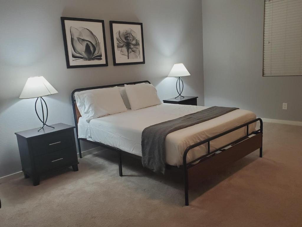 ein Schlafzimmer mit einem Bett mit zwei Lampen in der Unterkunft Adventure Short Term Stays - Southgate Ave in Phoenix