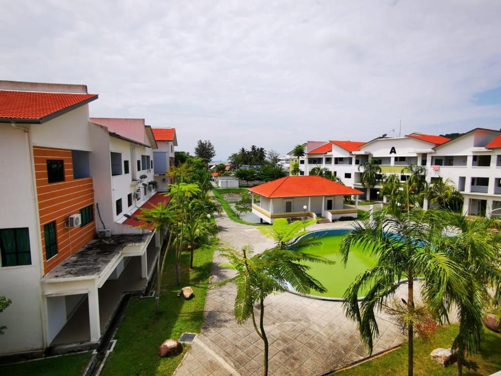 uma vista aérea de um resort em Happy homestay pulau pangkor em Kampong Sungai Udang