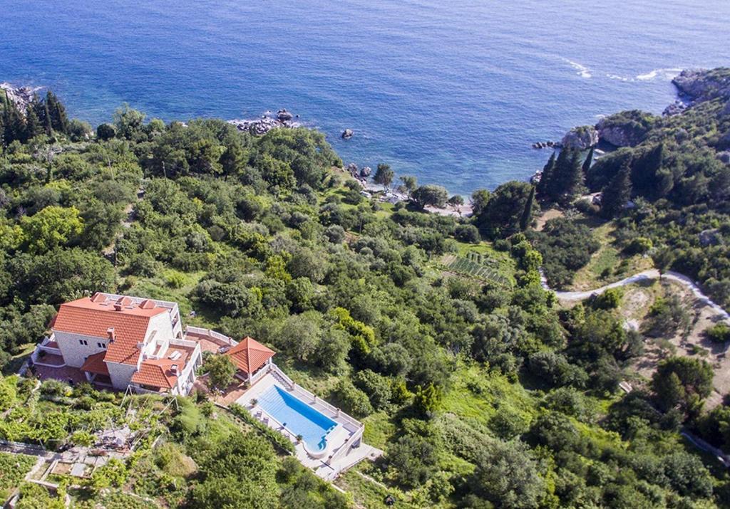 una vista aerea di una casa su una collina vicino all'oceano di Villa Luxury - amazing seaview a Mlini