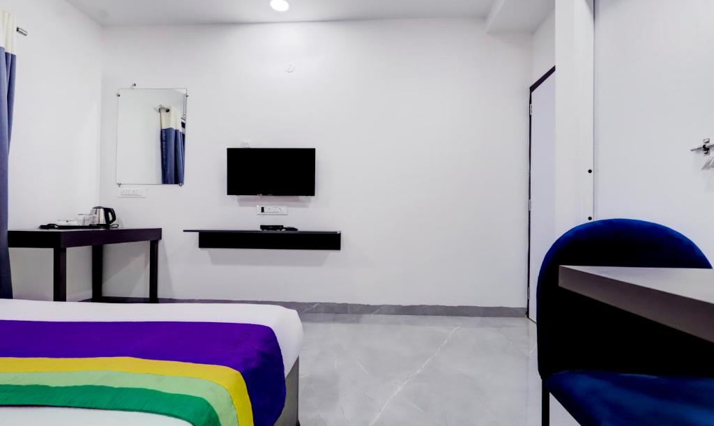 TV a/nebo společenská místnost v ubytování Treebo Finesta Suites, Nagpur Airport