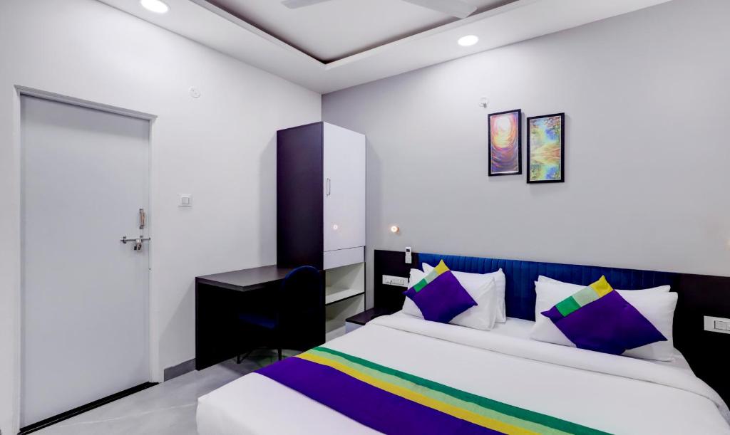 Postel nebo postele na pokoji v ubytování Treebo Finesta Suites, Nagpur Airport
