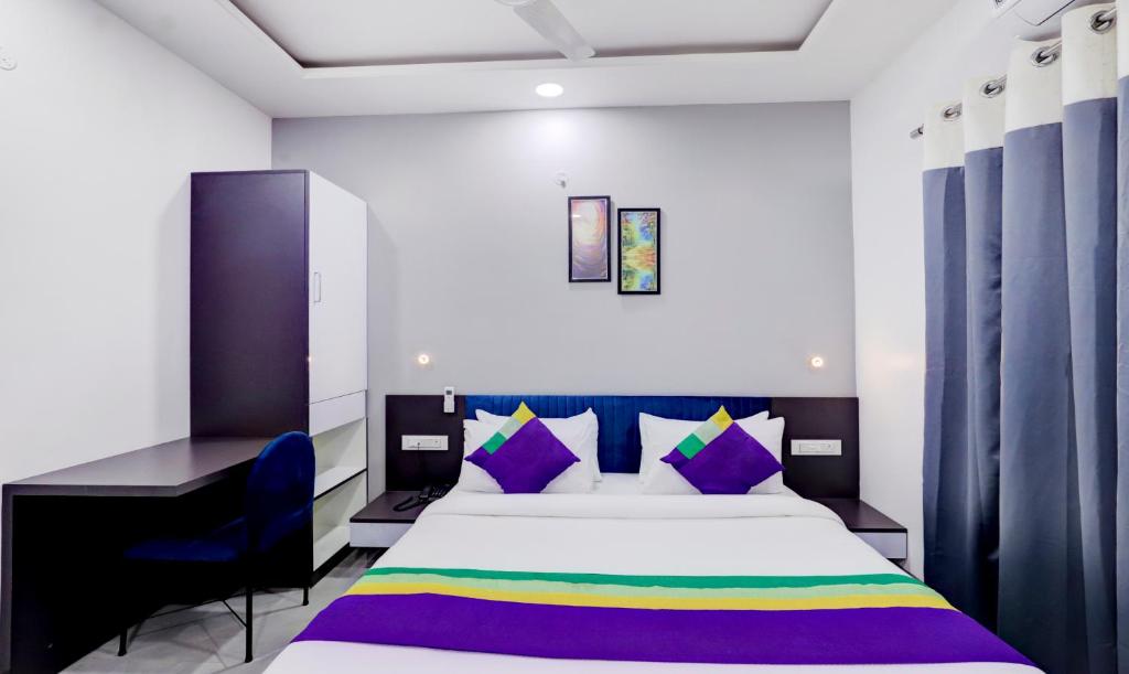Postel nebo postele na pokoji v ubytování Treebo Finesta Suites, Nagpur Airport