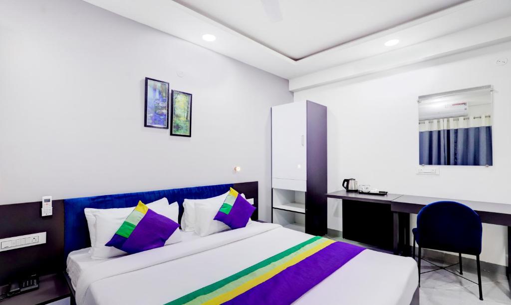 Postel nebo postele na pokoji v ubytování Treebo Finesta Suites, Nagpur Airport