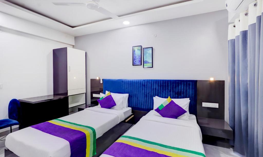 Postel nebo postele na pokoji v ubytování Treebo Finesta Suites, Nagpur Airport