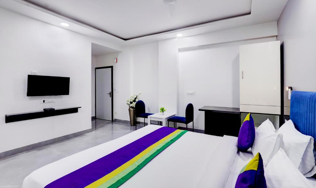 Postel nebo postele na pokoji v ubytování Treebo Finesta Suites, Nagpur Airport