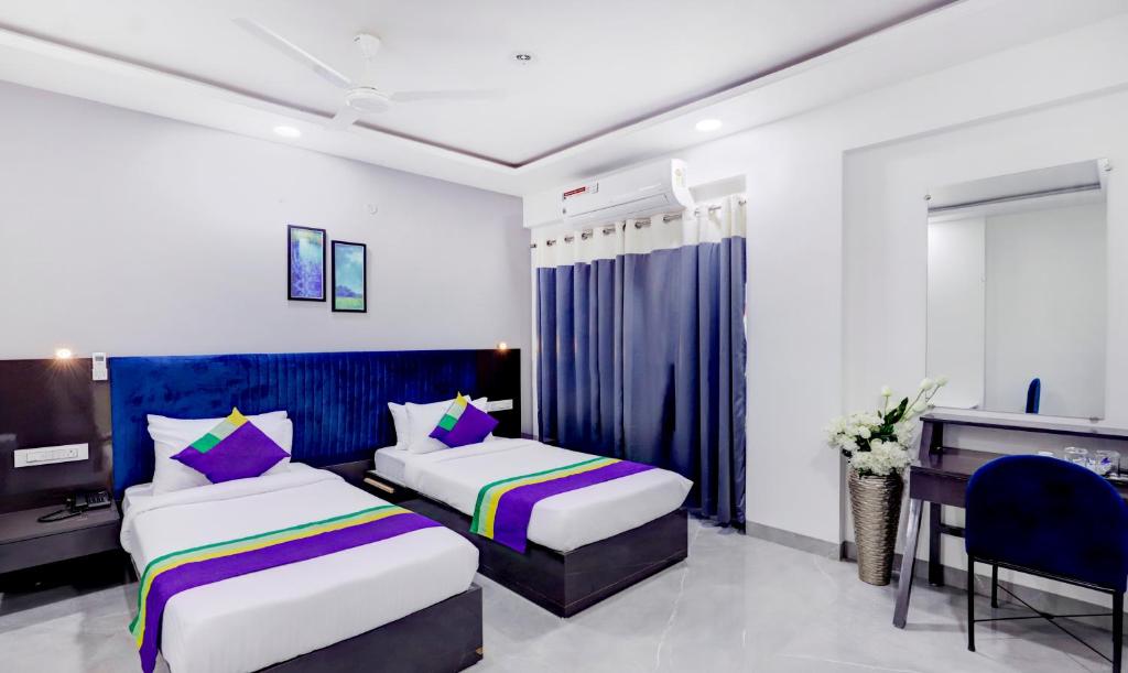 Postel nebo postele na pokoji v ubytování Treebo Finesta Suites, Nagpur Airport
