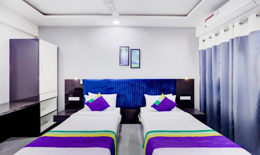 Postel nebo postele na pokoji v ubytování Treebo Finesta Suites, Nagpur Airport