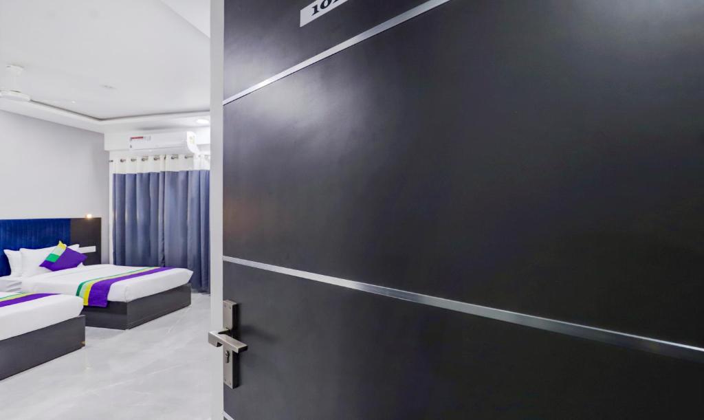Postel nebo postele na pokoji v ubytování Treebo Finesta Suites, Nagpur Airport