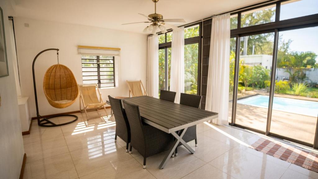 Fotografie z fotogalerie ubytování Villa Angelou - Sunlit Beach Getaway with Pool and WIFI v destinaci Belle Mare
