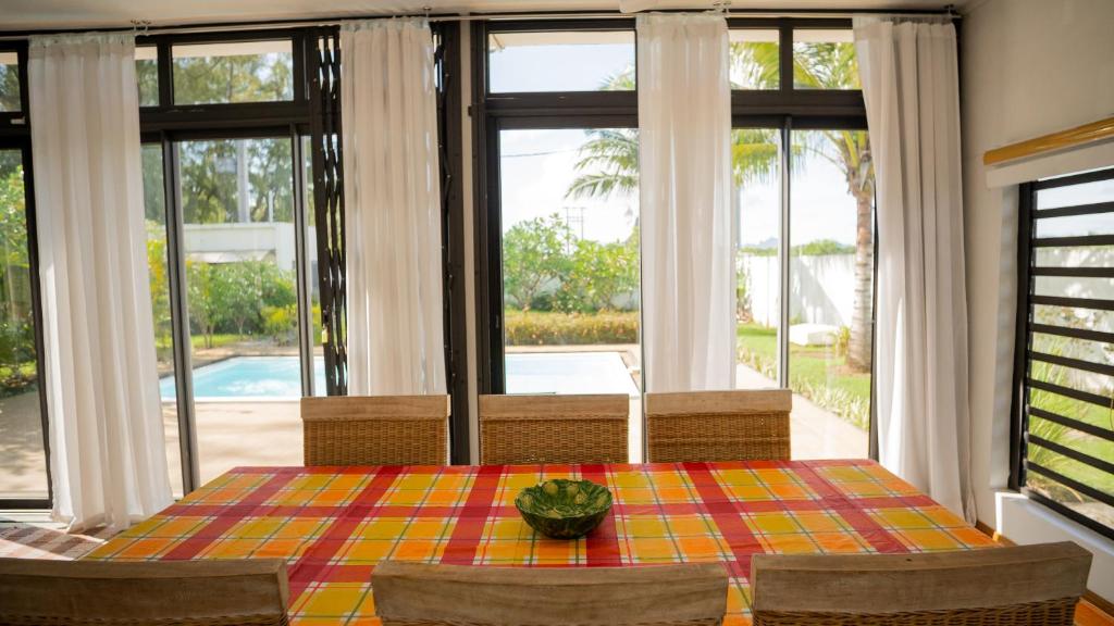 Bazén v ubytování Villa Angelou - Sunlit Beach Getaway with Pool and WIFI nebo v jeho okolí