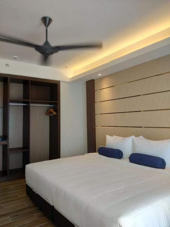 Postel nebo postele na pokoji v ubytování Pacific Regency Beach Resort, Port Dickson
