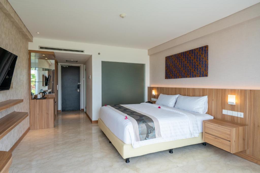 Postel nebo postele na pokoji v ubytování The Capital Hotel and Resort Seminyak