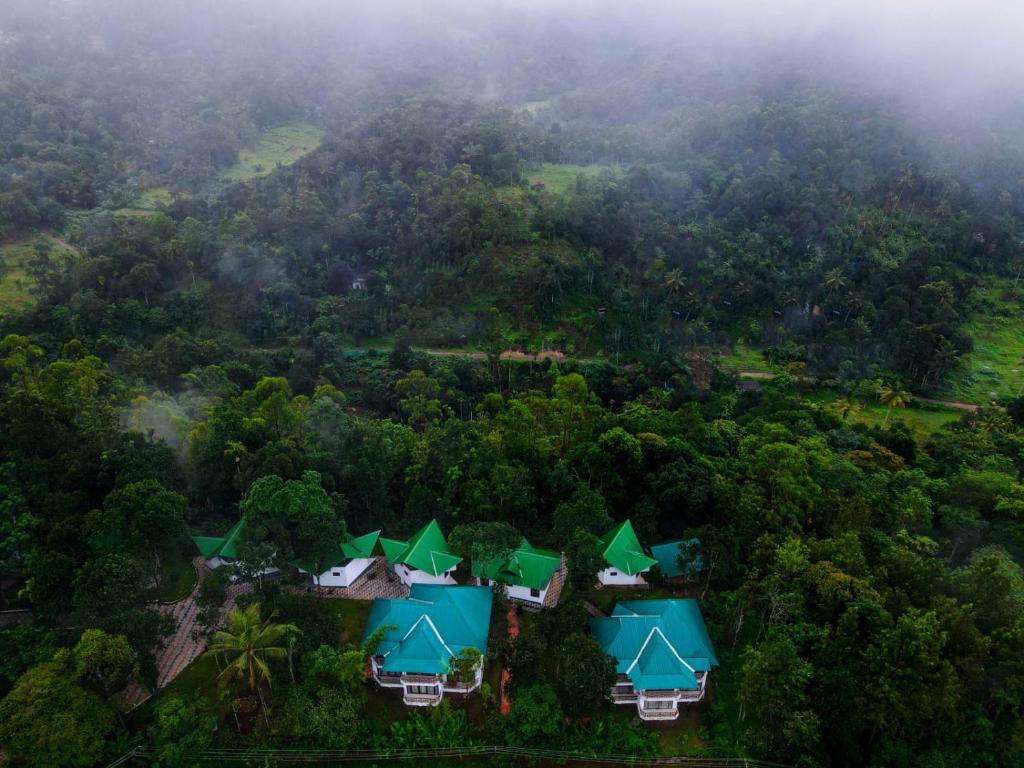 una vista aérea de un complejo en la selva en Misty Lake Resorts, Munnar, en Munnar