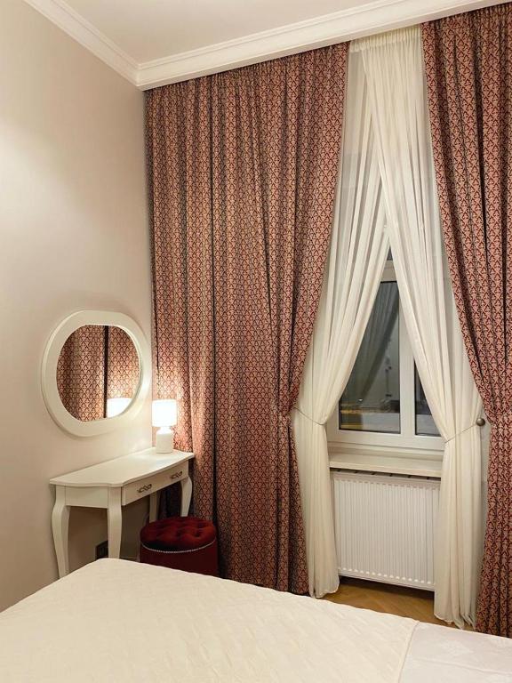 Postel nebo postele na pokoji v ubytování Grand de Luxe Residence Lviv