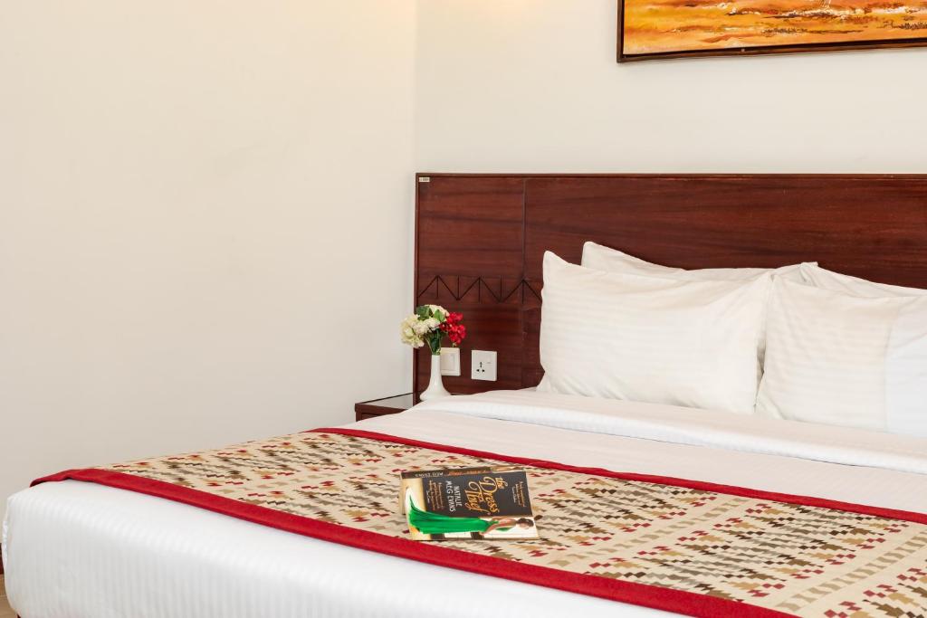 Postel nebo postele na pokoji v ubytování PrideInn Hotel Nyali
