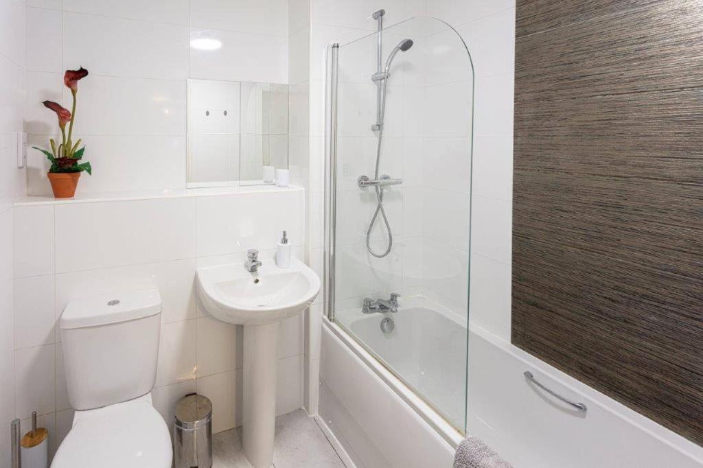 Koupelna v ubytování Spacious 2 Bed Apartment Norwich, Close To Station and City centre