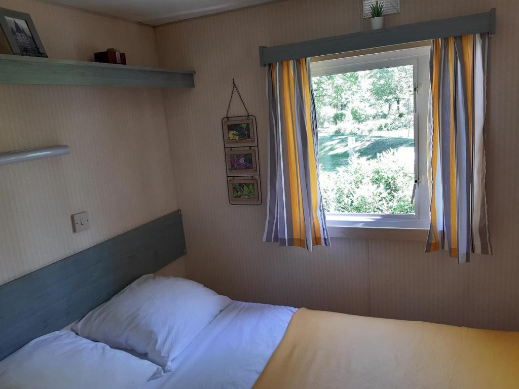 Postel nebo postele na pokoji v ubytování Camping Etang Du Camp