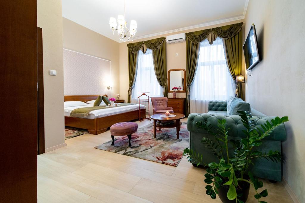 uma sala de estar com um sofá e uma cama em Central Harmony Apartment em Odorheiu Secuiesc
