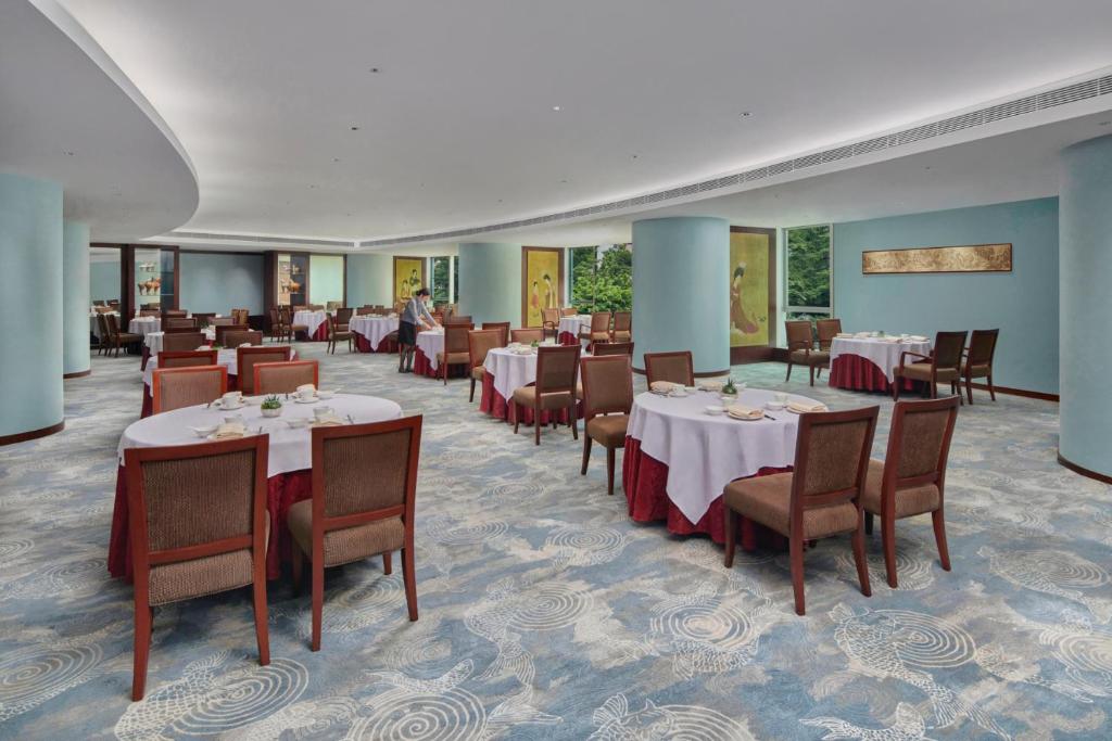 Restaurace v ubytování Crowne Plaza Zhuhai City Center by IHG - offers free one-way shuttle to Chimelong Ocean Kingdom