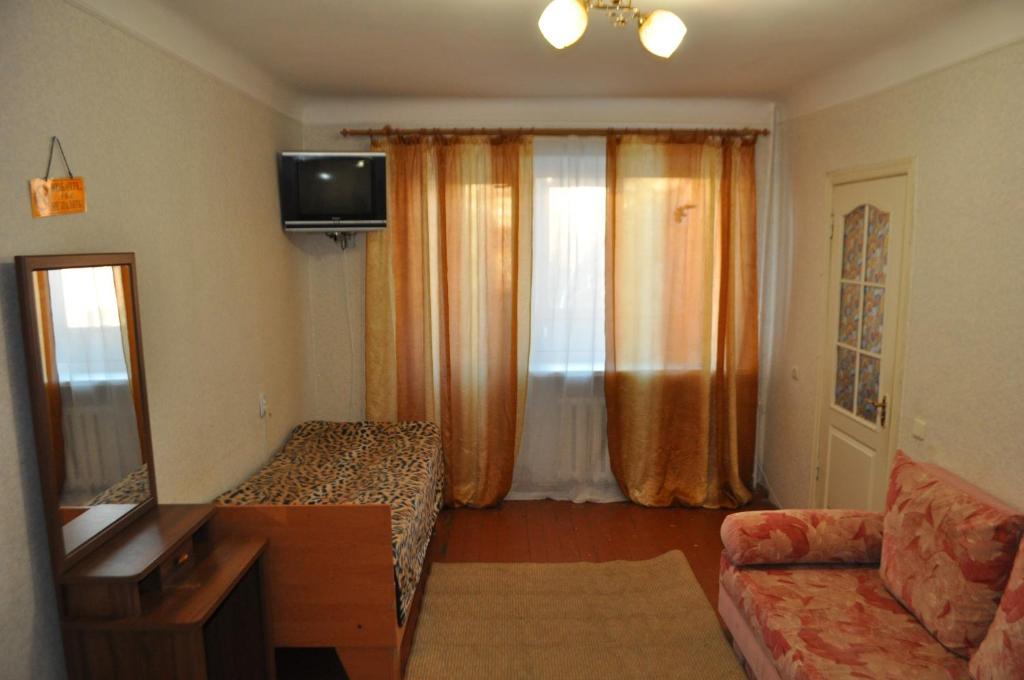 ein Wohnzimmer mit Sofa und TV in einem Zimmer in der Unterkunft Apartment near the bus station in Kremenchuk in Krementschuk