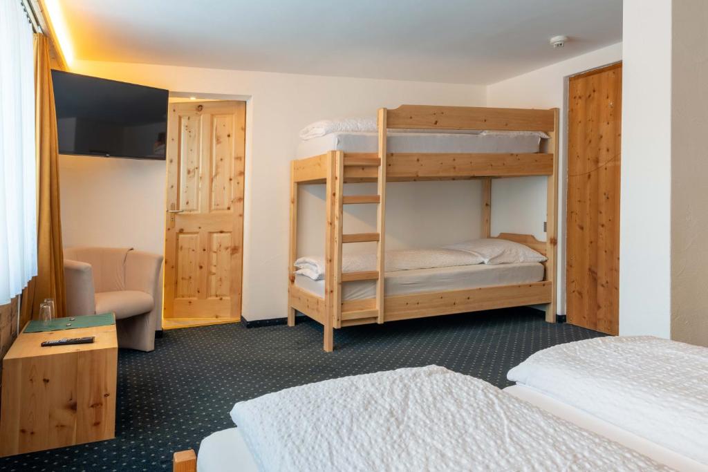 Posteľ alebo postele v izbe v ubytovaní Hotel Grischuna