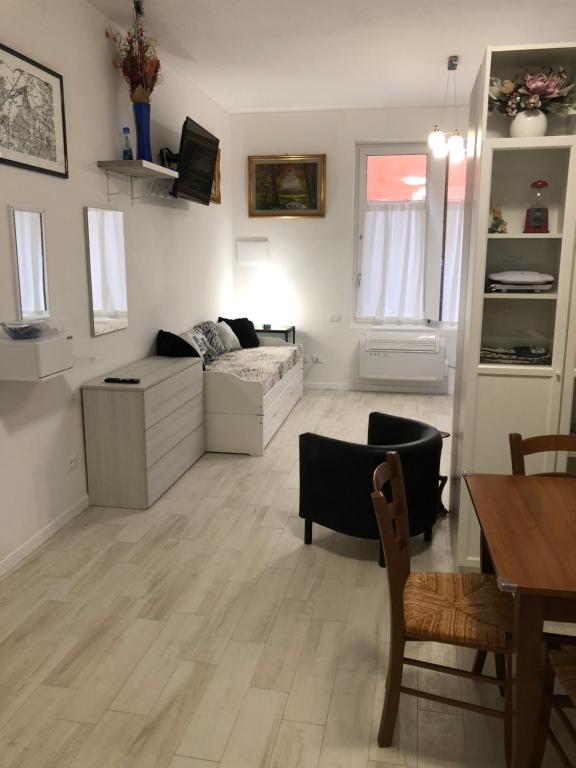 salon z kanapą i stołem w obiekcie Appartamento House Apartment Tabe Centro Bologna w Bolonii
