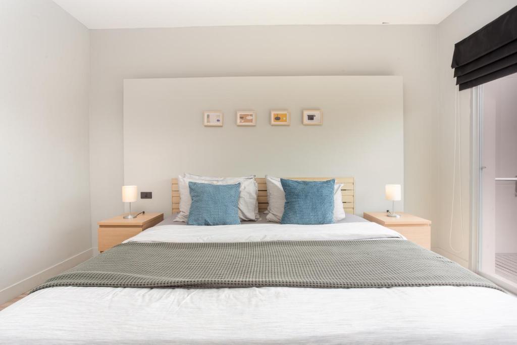Postel nebo postele na pokoji v ubytování Studio 365 Serviced Apartments