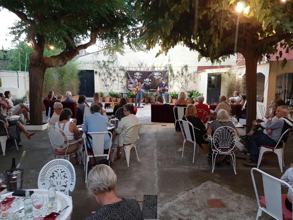 Restaurace v ubytování Hostal Plaja i Pati de Can Plaja
