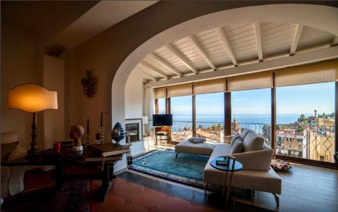 タオルミーナにあるCasa Aricò & Shatulle Suitesの海の景色を望むリビングルーム