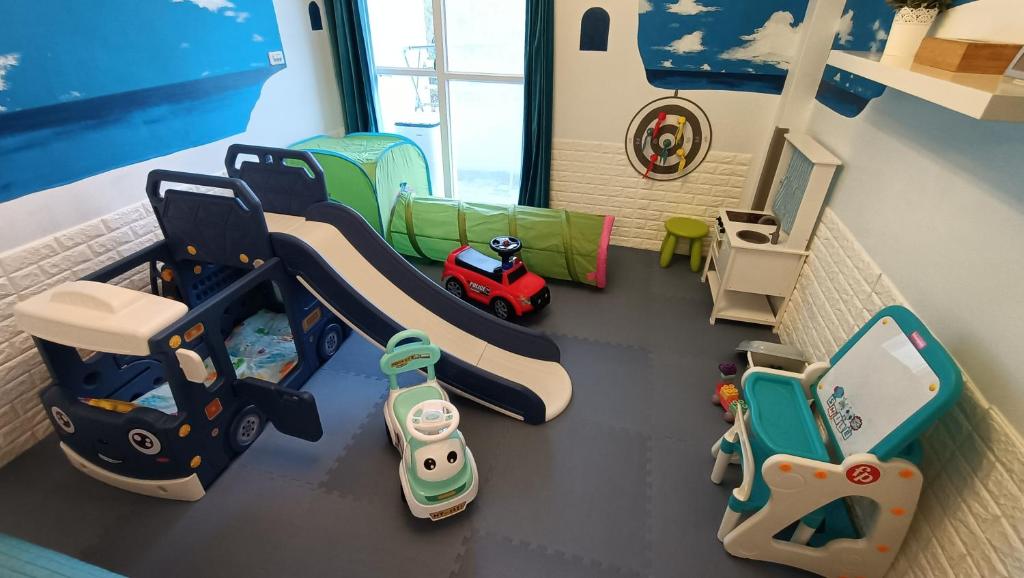 a toy room with a toy car on a slide at 仲夏墾丁親子民宿 in Nanwan